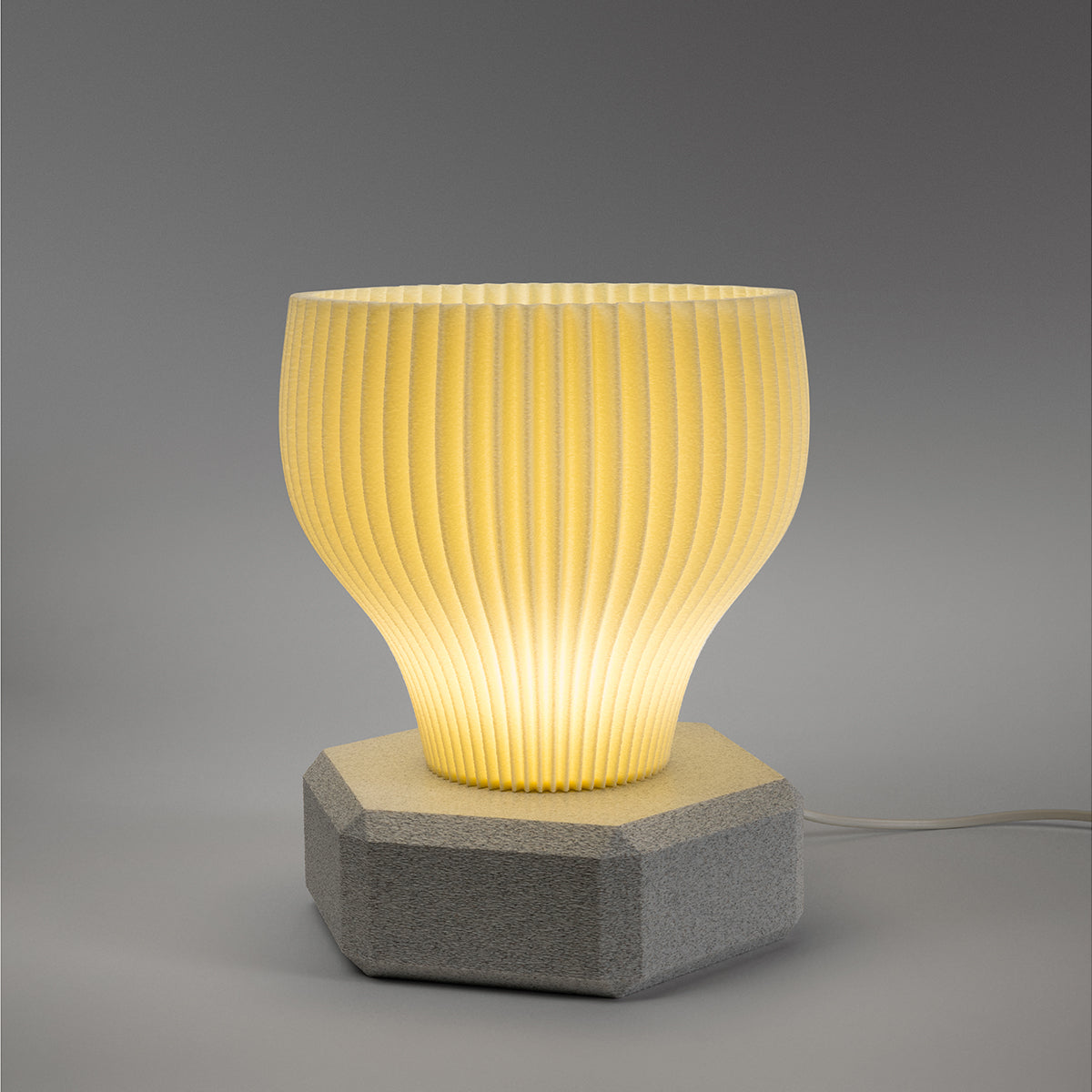 Tischlampe Bloom Stria mit Base Hexa Beige Nacht