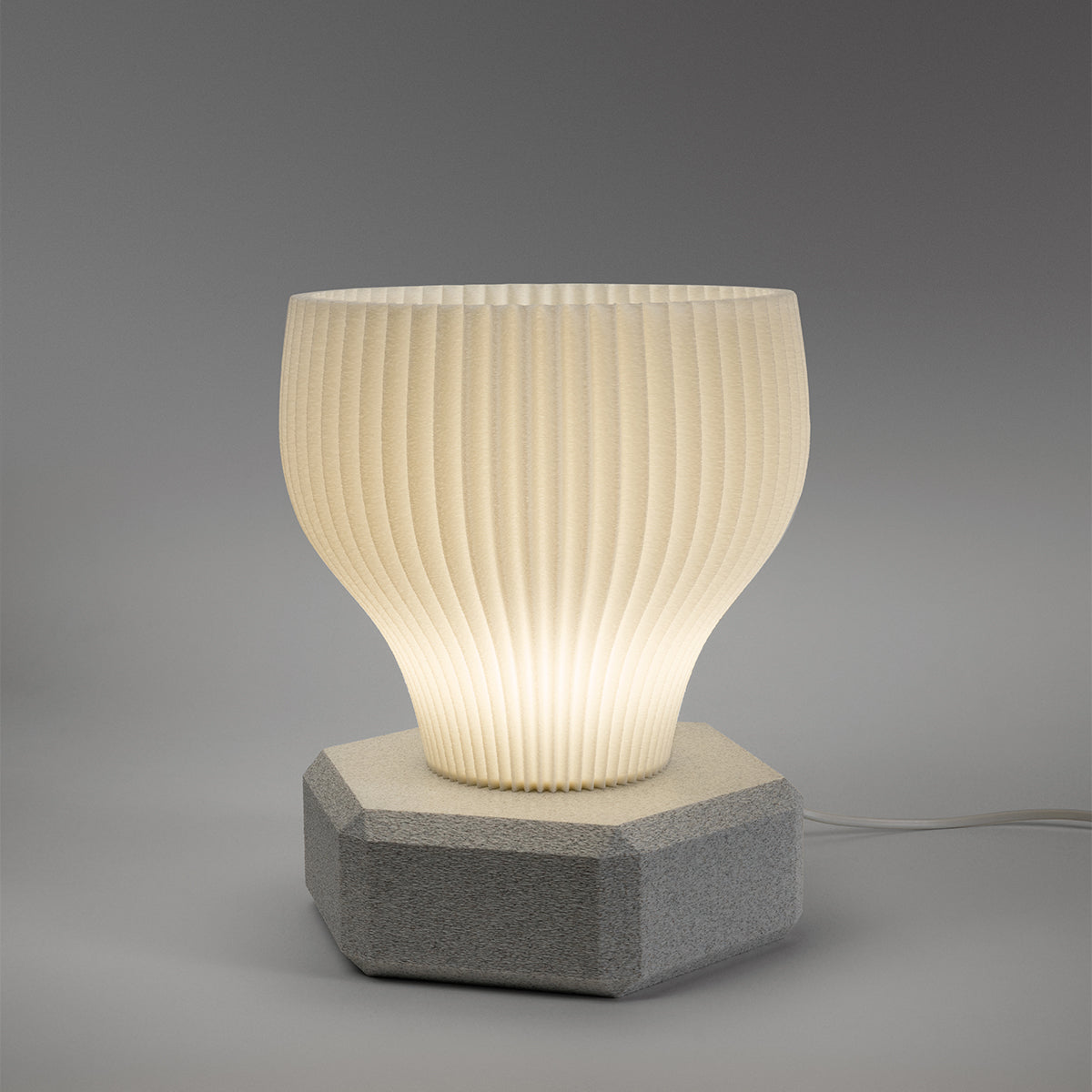 Tischlampe Bloom Stria mit Base Hexa Weiss Nacht