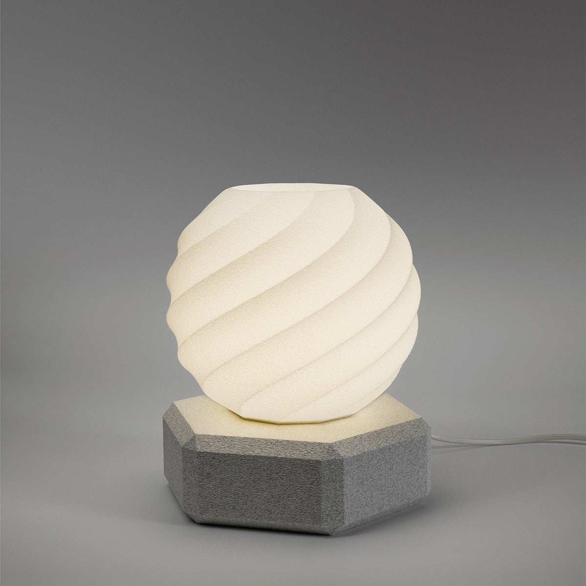 Tischlampe Orb Twist mit Base Hexa Weiss Nacht