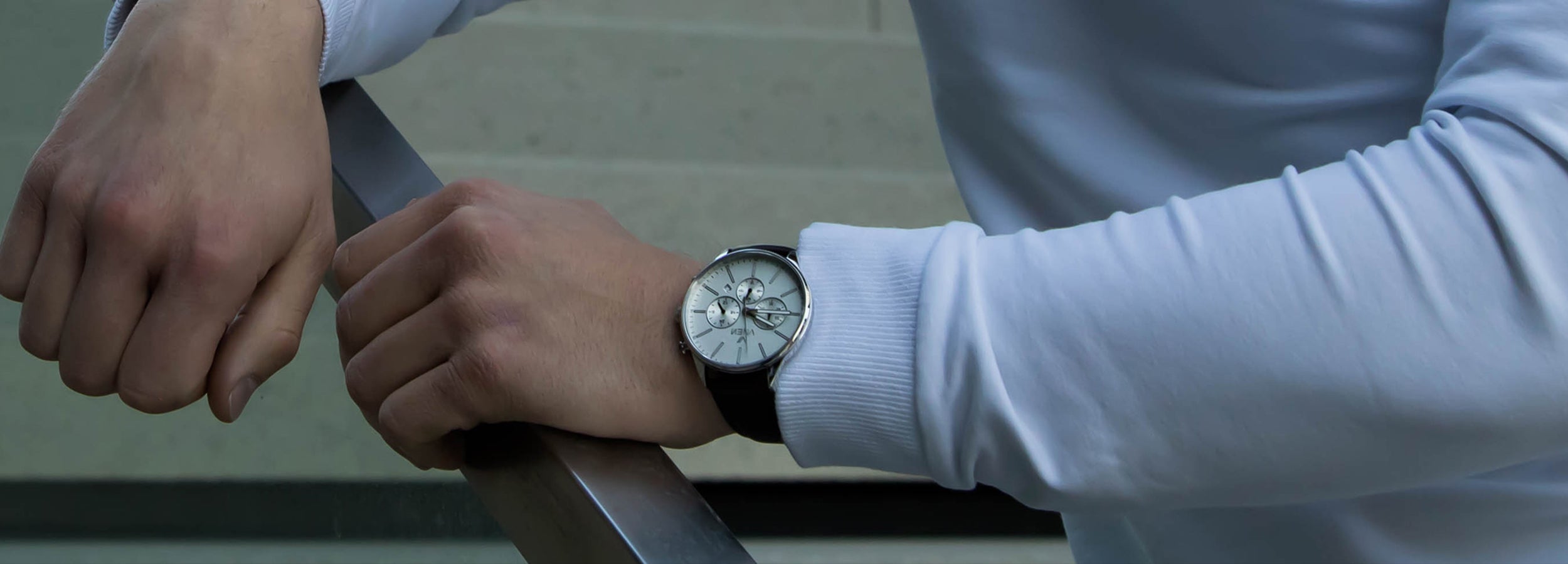 VNEN Munir Uhr Silber Weiss Banner