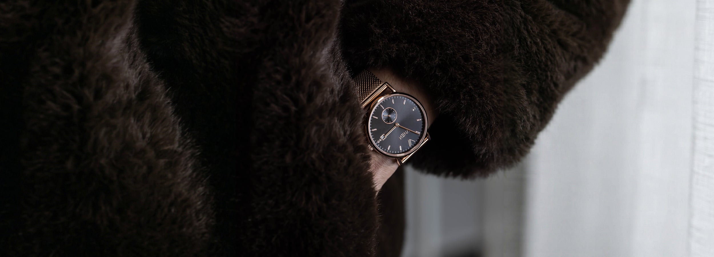 VNEN Nevra Uhr Rosegold Schwarz Banner